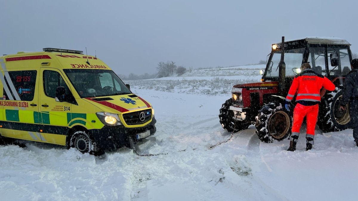 Sanitka u Brna uvázla ve sněhu, vytáhnout ji musel traktor